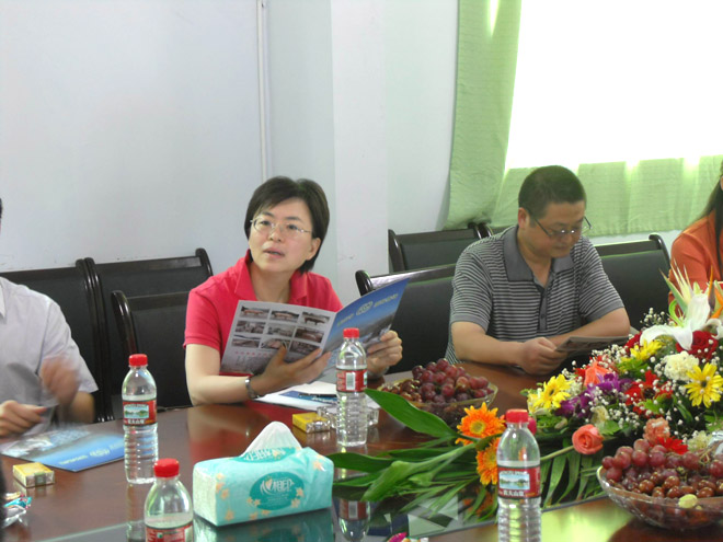 時(shí)任重慶市銀監(jiān)局局長(zhǎng)洪佩麗調(diào)研重慶69